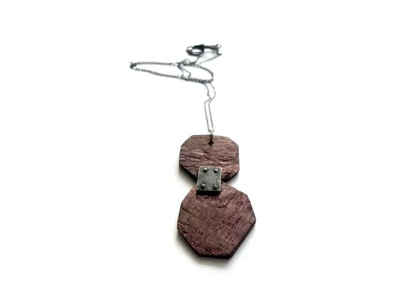 Minimalist Pendant Necklace – Hand-Finished Metal 1